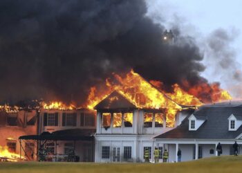 Incendio masivo causa «grandes daños» en la histórica casa club de Oakland Hills