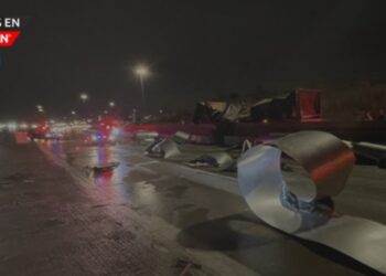 Accidente de semirremolque bloquea tráfico en la I-696 en Southfield