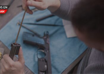 Hombre se dispara en la pierna mientras limpiaba un arma en el condado de Oakland