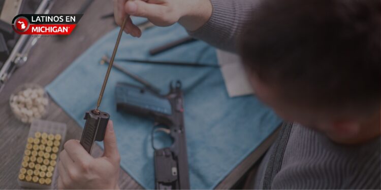 Hombre se dispara en la pierna mientras limpiaba un arma en el condado de Oakland