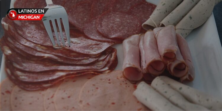 Casi 53,000 libras de salchichas retiradas del mercado por posible contaminación