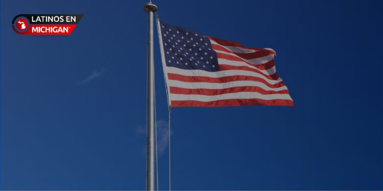 Whitmer ordena izar las banderas a toda asta en todo el estado de Michigan el lunes