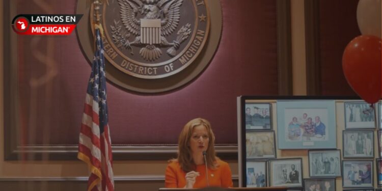 Benson anuncia trabajo con legisladores para prohibir armas en los lugares de votación en Michigan