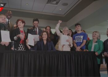 Gobernadora Whitmer firmó proyectos de ley de reforma de armas de Michigan