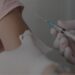 La FDA simplifica el uso de las vacunas COVID-19 bivalentes
