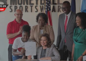 Whitmer firma la «Ley Crown», que prohíbe la discriminación por el cabello en el lugar de trabajo