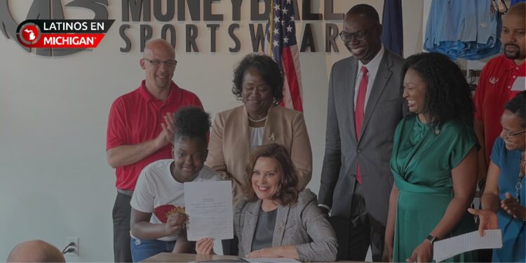 Whitmer firma la «Ley Crown», que prohíbe la discriminación por el cabello en el lugar de trabajo