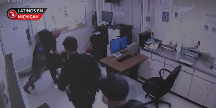 Un policía de Warren acusado de asalto y agresión