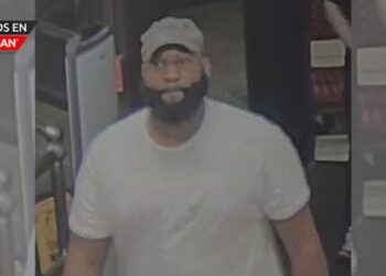 Policía busca a sospechoso que presuntamente se exhibió en un almacén en Dearborn