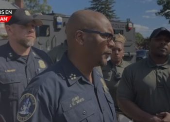 Hombre atrincherado y armado se entrega a la policía de Detroit