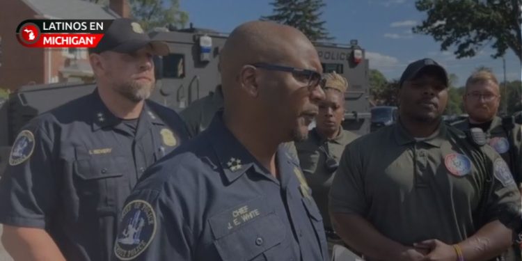 Hombre atrincherado y armado se entrega a la policía de Detroit