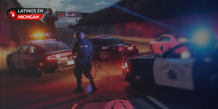 Conductor muere tras chocar por detrás con un camión que se detuvo en un embotellamiento de tráfico en la I-75 en Detroit