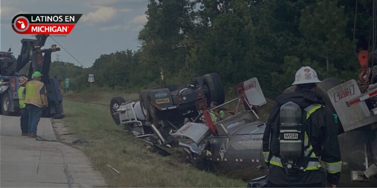 Situación bajo control luego de que un camión cisterna que transportaba ácido sulfúrico se volcara a lo largo de la US 23