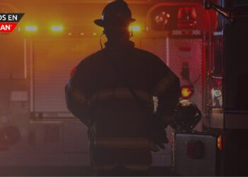 Vecinos rescatan a 3 residentes de una casa en llamas en Oak Park