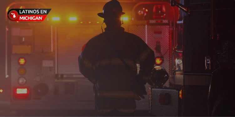 Vecinos rescatan a 3 residentes de una casa en llamas en Oak Park