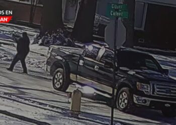 Sospechoso armado bloquea y amenaza a conductor de minivan en Dearborn