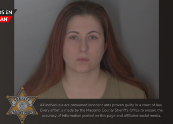 Mujer de Macomb County enfrenta cargos por apuñalar a familiar y compañera de cuarto