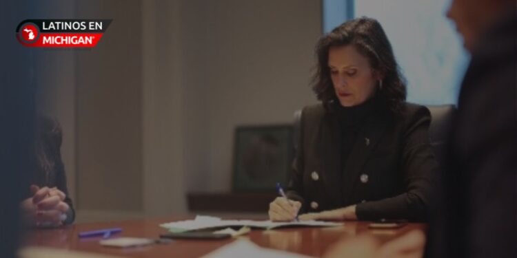 La gobernadora Whitmer firma leyes para reducir costos y apoyar la educación en Michigan