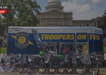 Policía Estatal de Michigan fortalece lazos con jóvenes a través de la iniciativa Basketball Cop