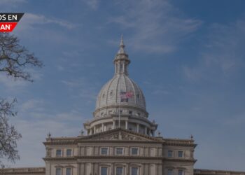 Gobernadora Whitmer firma presupuesto provisional para asegurar continuidad de servicios en Michigan