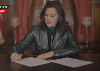 Whitmer firma directiva ejecutiva para ampliar el acceso a viviendas asequibles para jóvenes en Michigan