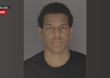 Policía de Detroit intensifica la búsqueda de un sospechoso de homicidio que logró evadir la captura en Redford